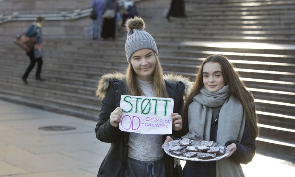  STØTT OD: &nbsp;Pengene fra Operasjon Dagsverk 2018 går i år til viktig humanitært arbeid i Palestina. Her er Tiril Halvorsen (til venstre) og Ulrikke Jantzen fra Ås Ungdomsskole solgte kaker ved Jernbanetorget i Oslo under fjorårets aksjon. Foto: Ole Berg-Rusten/ NTB Scanpix 