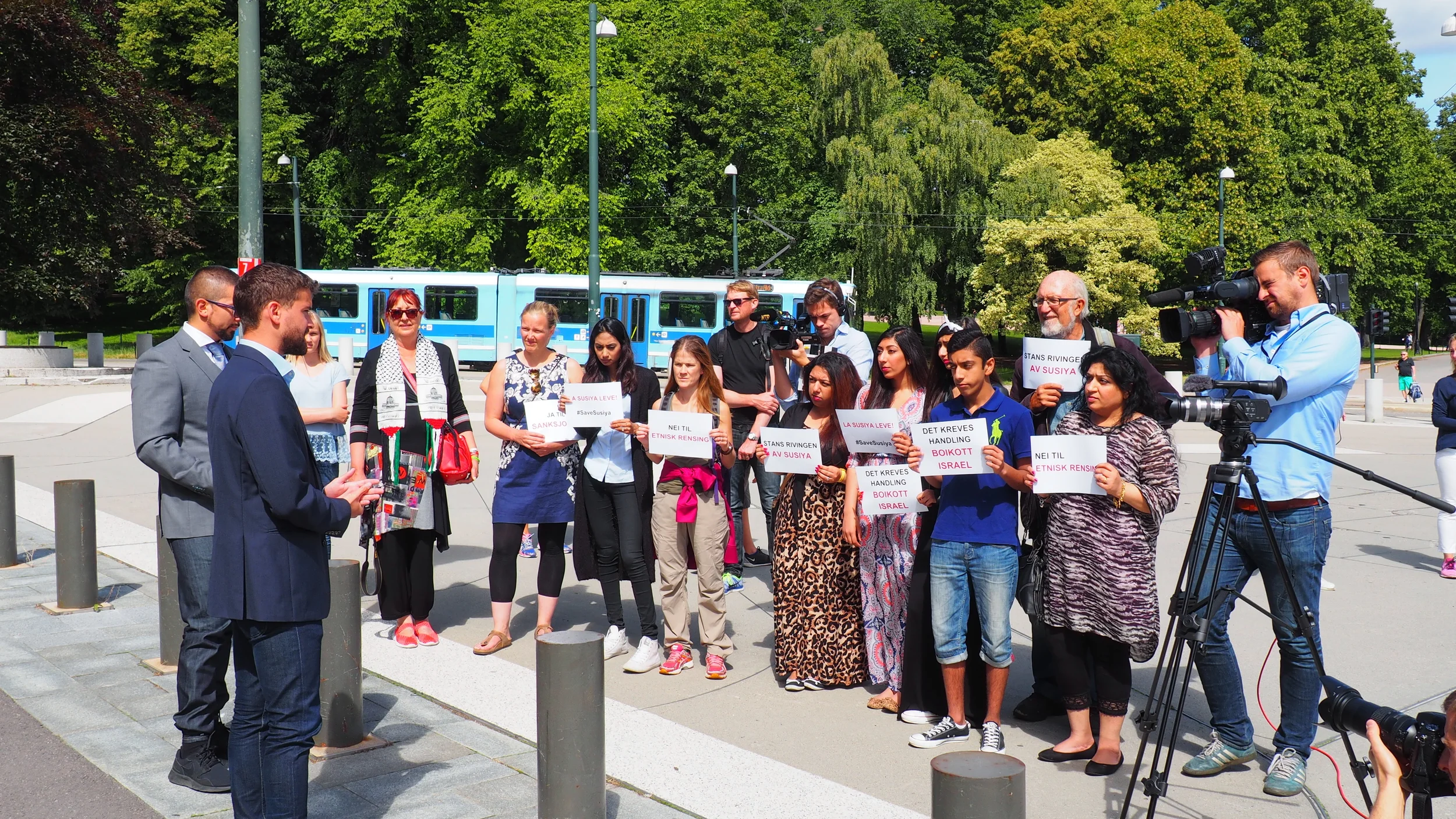 Fra Markeringen. Appell fra Nikos Tavridis-Hansen, talsperson BDS Norge. Foto: BDS Norge